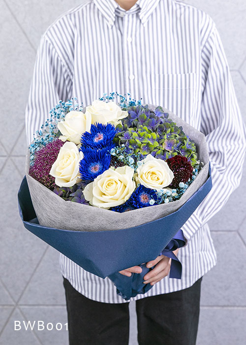 ブルーのアジサイを使った神秘的な花束