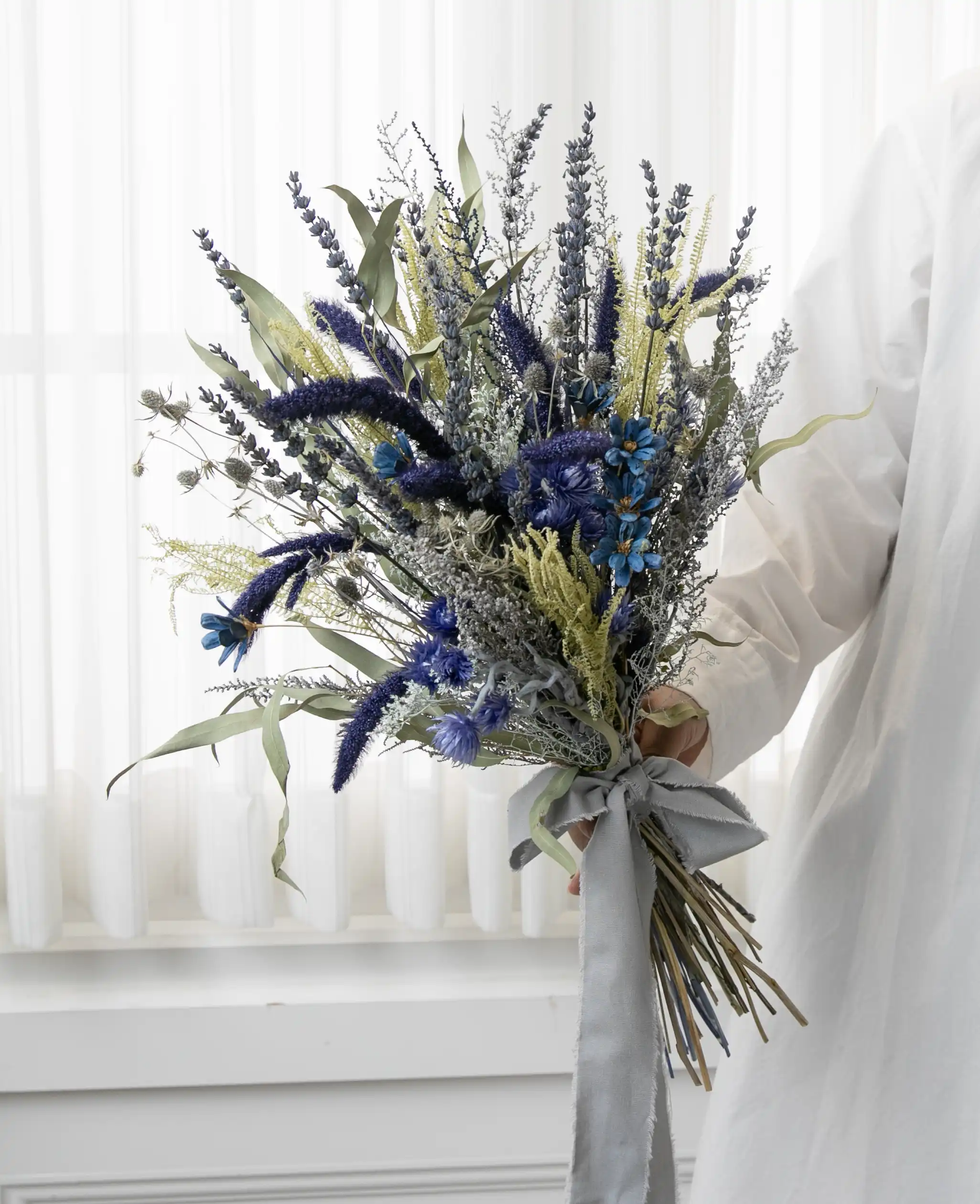 シックなブルー系ドライフラワーのクラッチブーケ * 花の宅配便 