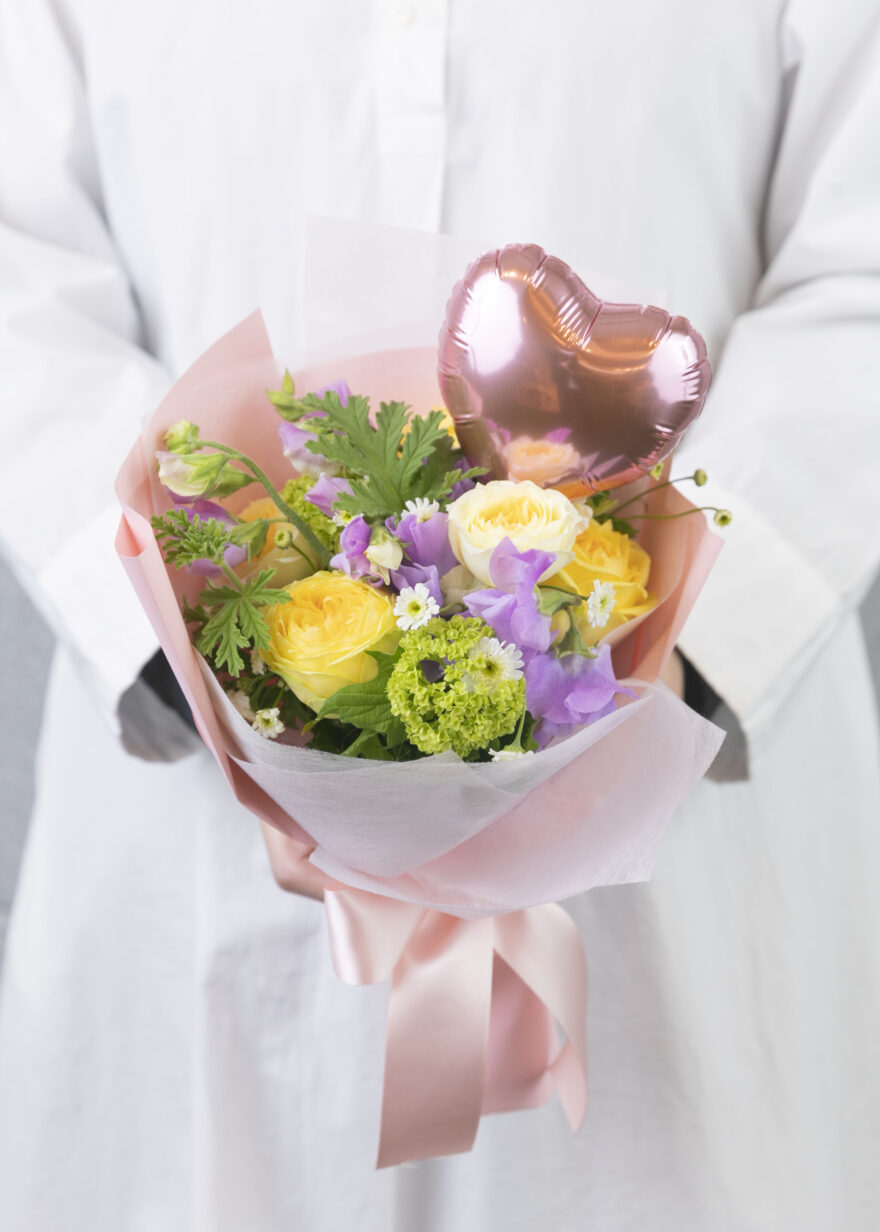 ミニバルーンとお花の花束 * 花の宅配便 花束