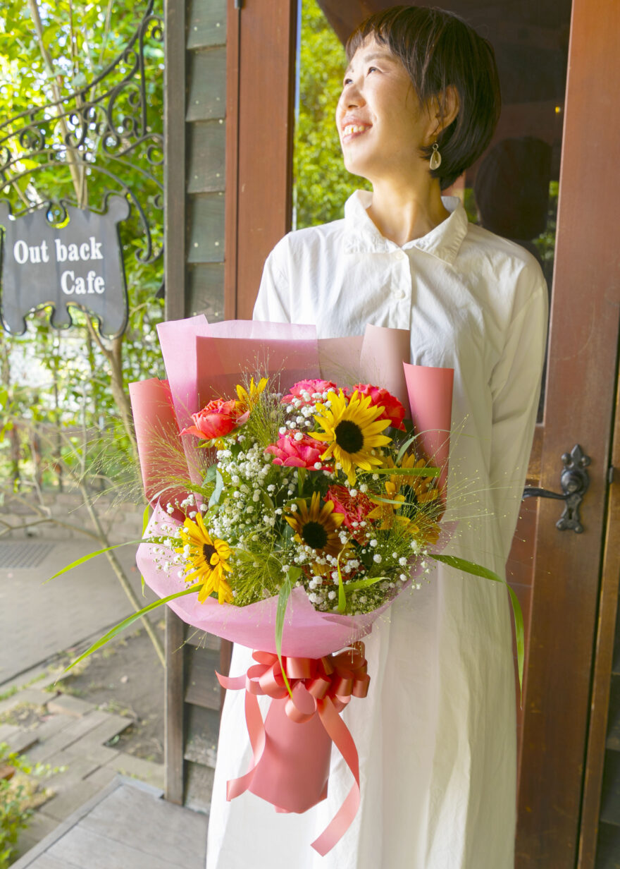 季節のお花を使ったかわいらしい花束